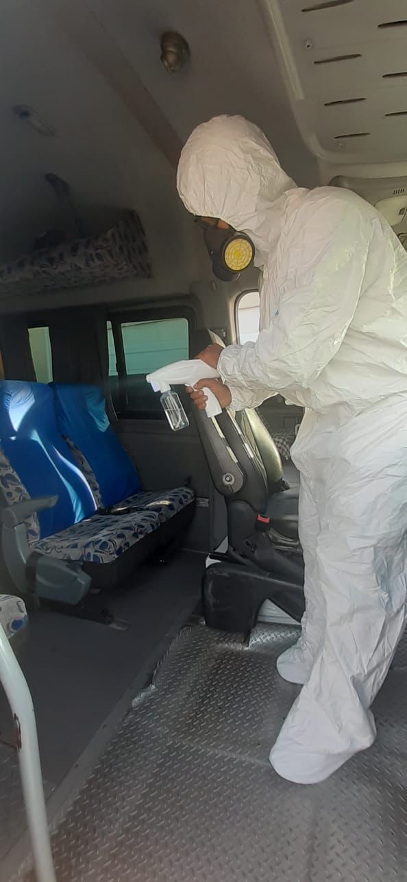 la imagen muestra la sanitización de las unidades de la empresa